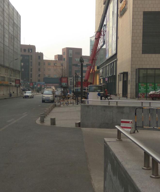 75噸吊車出租助力書院路奧克斯廣場(chǎng)廣告牌安裝現(xiàn)場(chǎng)